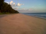 หาดท้ายเหมือง หาดท้ายเหมือง บริเวณชายหาดมีร้านอาหารทะเลสด ราคาประหยัดเปิดบริการกันถึงหัวค่ำ น้ำทะเลใส เล่นน้ำได้ ชายหาดยาวตลอดแนว 13 กิโลเมตรขนาดกับทางหลวง อยู่ในเขตสุขาภิบาลท้ายเหมืองแยกขวาเข้าไปอีก 1.5 กม. จากนั้นต่อเข้าถนนเลียบชายหาดไปอีก 5 กม. ก็จะถึงบริเวณที่ทำการอุทยานแห่งชาติ