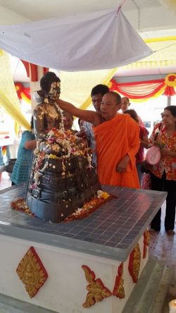 สมโภชน์พ่อท่านด้วน และรดน้ำขอพรผู้สูงอายุ