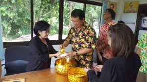 รดน้ำดำหัวและขอพรจาก นายธวัช หงษ์บิน นายอำเภอท้ายเหมือง