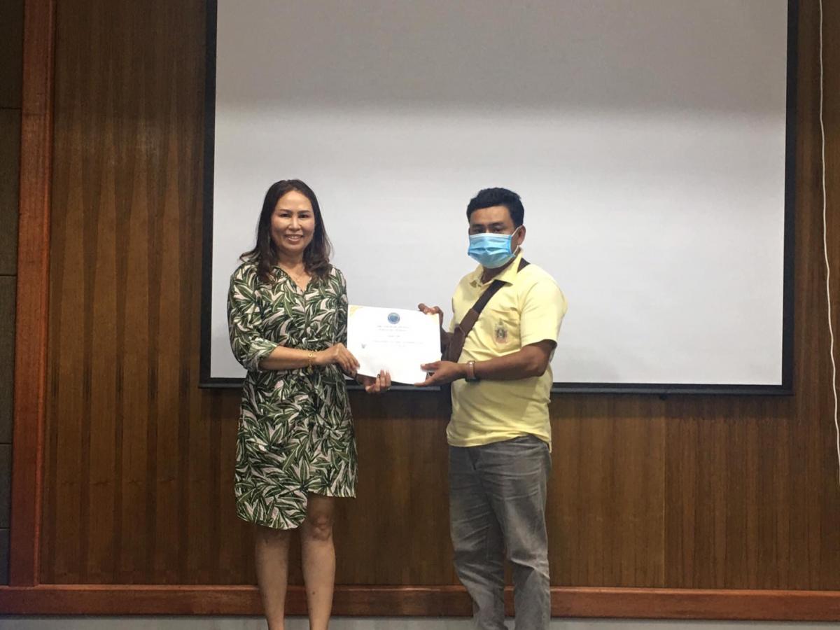 มอบเกียรติบัตรแก่พนักงานผู้ปฏิบัติงานที่มีความซื่อสัตย์สุจริตบริการประชาชนดีเด่น